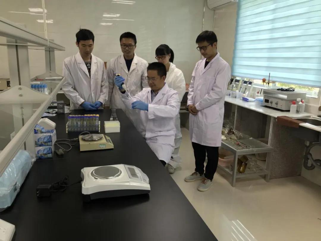 【“五一劳模谈”系列报道之一】艰苦奋斗决心扎根基层，只争朝夕奉献养猪事业——记省食出宝山猪场总经理刘定发同志